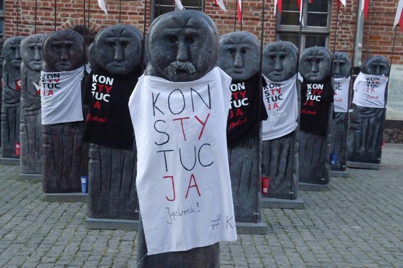 Warmińsko-Mazurski KOD ubrał baby pruskie na Starym Mieście w Olsztynie w koszulki z hasłem 'Konstytucja Jędrek'.