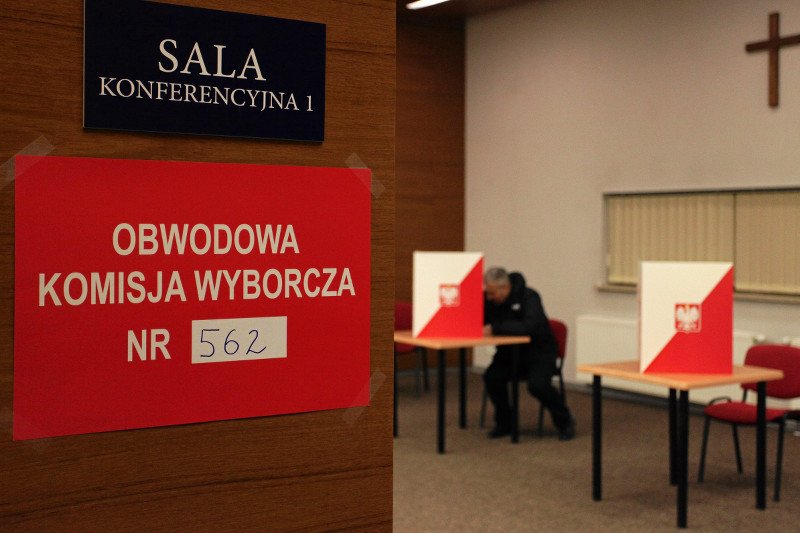 Niektórzy członkowie obwodowych komisji wyborczych nie wytrzymują oskarżeń o fałszowanie wyborów