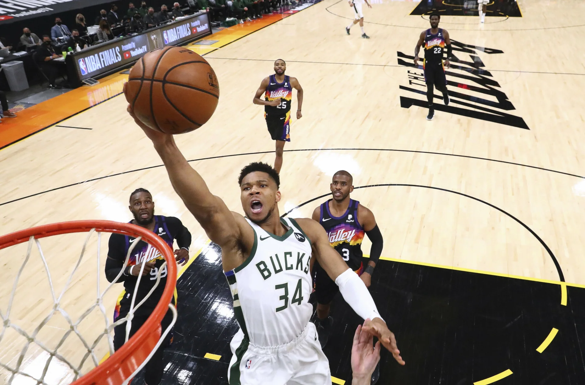 Przed rokiem finał NBA wygrały Kozły z Milwaukee, czy tym razem górą będą Słońca z Phoenix?