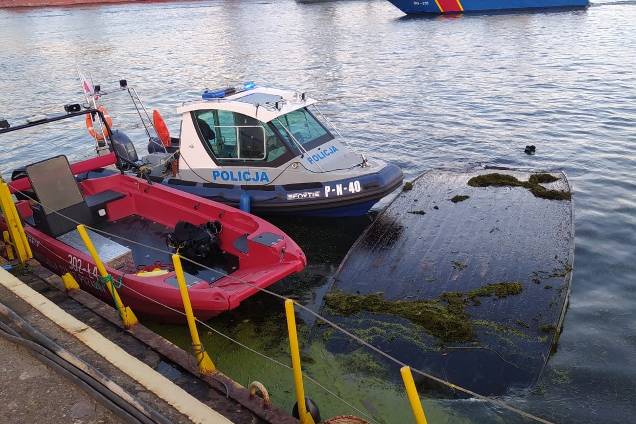 Łódź przewróciła się na Motławie. Nie żyje jedna osoba.
