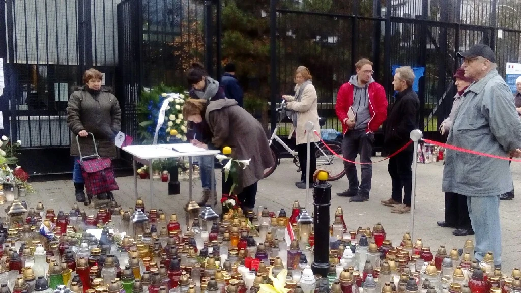 Paryżanka przyjechała na studia do Polski. Dzisiaj pod ambasadą wpisywała się do księgi kondolencyjnej.
