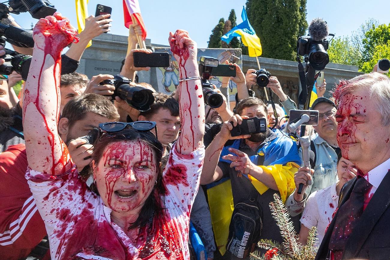 Ukraińska dziennikarka tłumaczy, dlaczego oblała ambasadora Rosji farbą. Ukraińska dziennikarka tłumaczy, dlaczego oblała ambasadora Rosji farbą