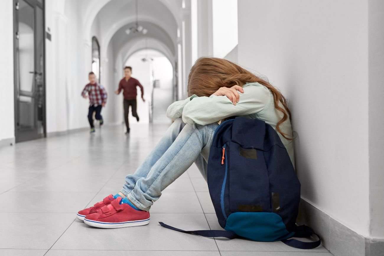 Wszedł do szkoły i pocałował dziewczynkę. Policja zatrzymała 34-latka.