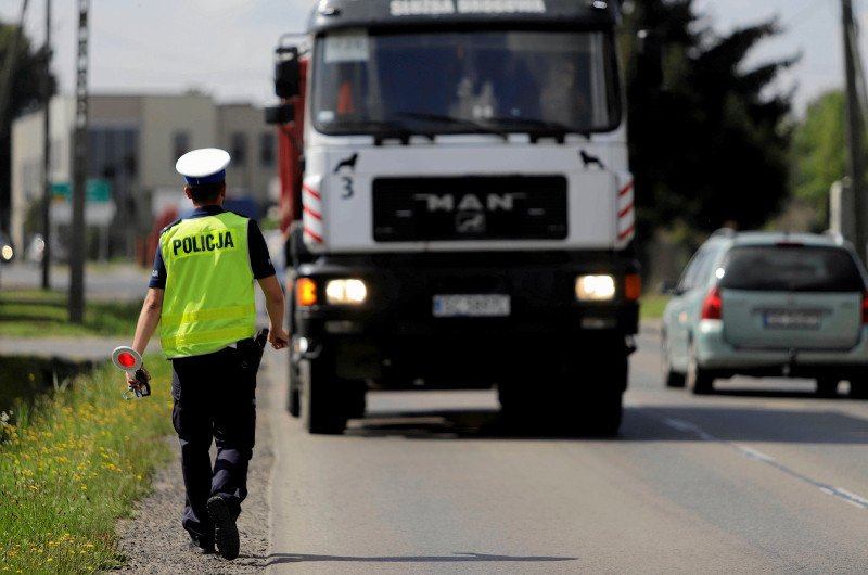 Przedsiębiorcy w całym kraju otrzymują zawiadomienia dot. przejmowania samochodów przez policję lub wojsko.