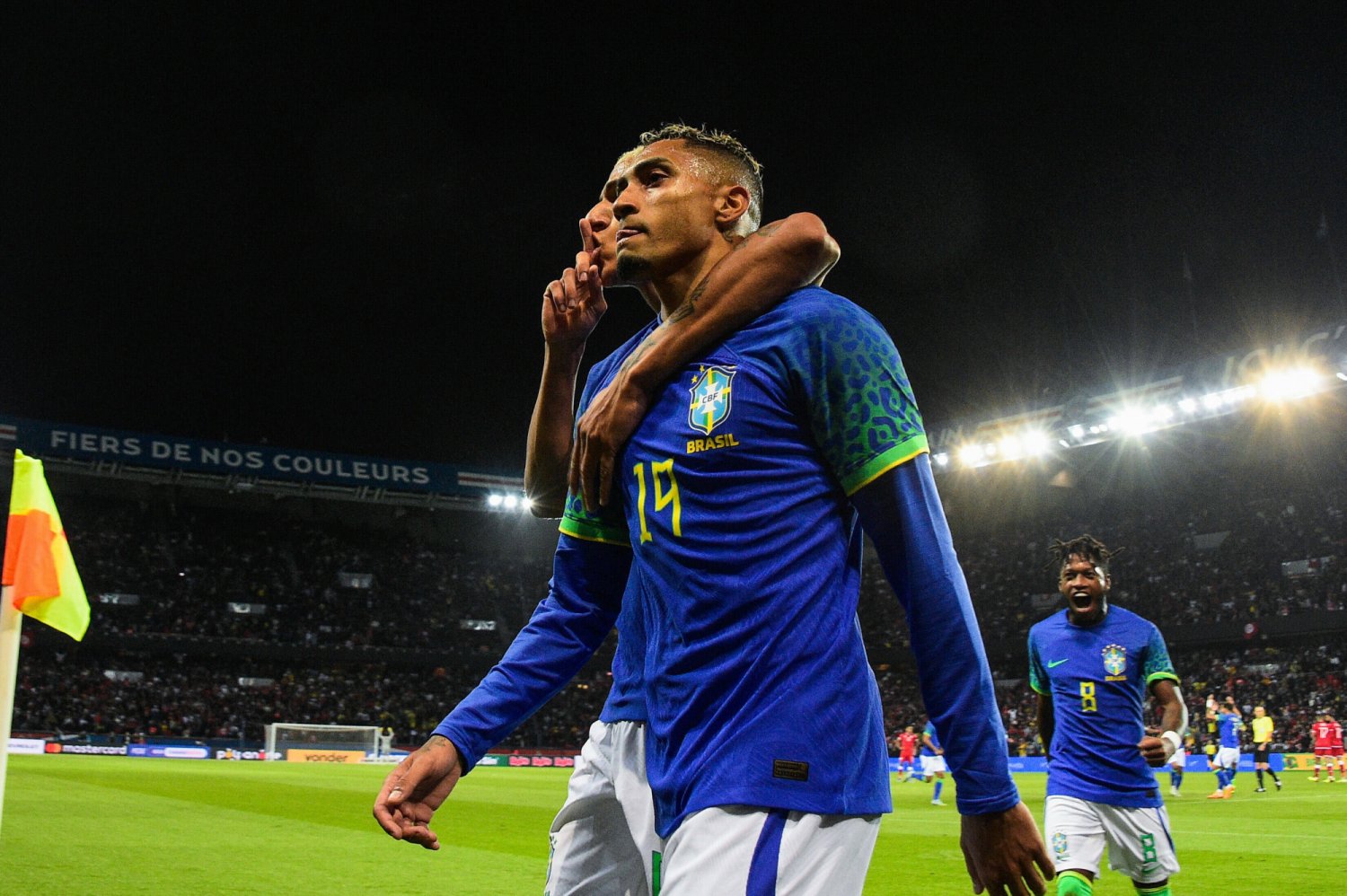 Wielki skandal podczas meczu Brazylii. Gwiazdor Barcelony obrzucony bananami