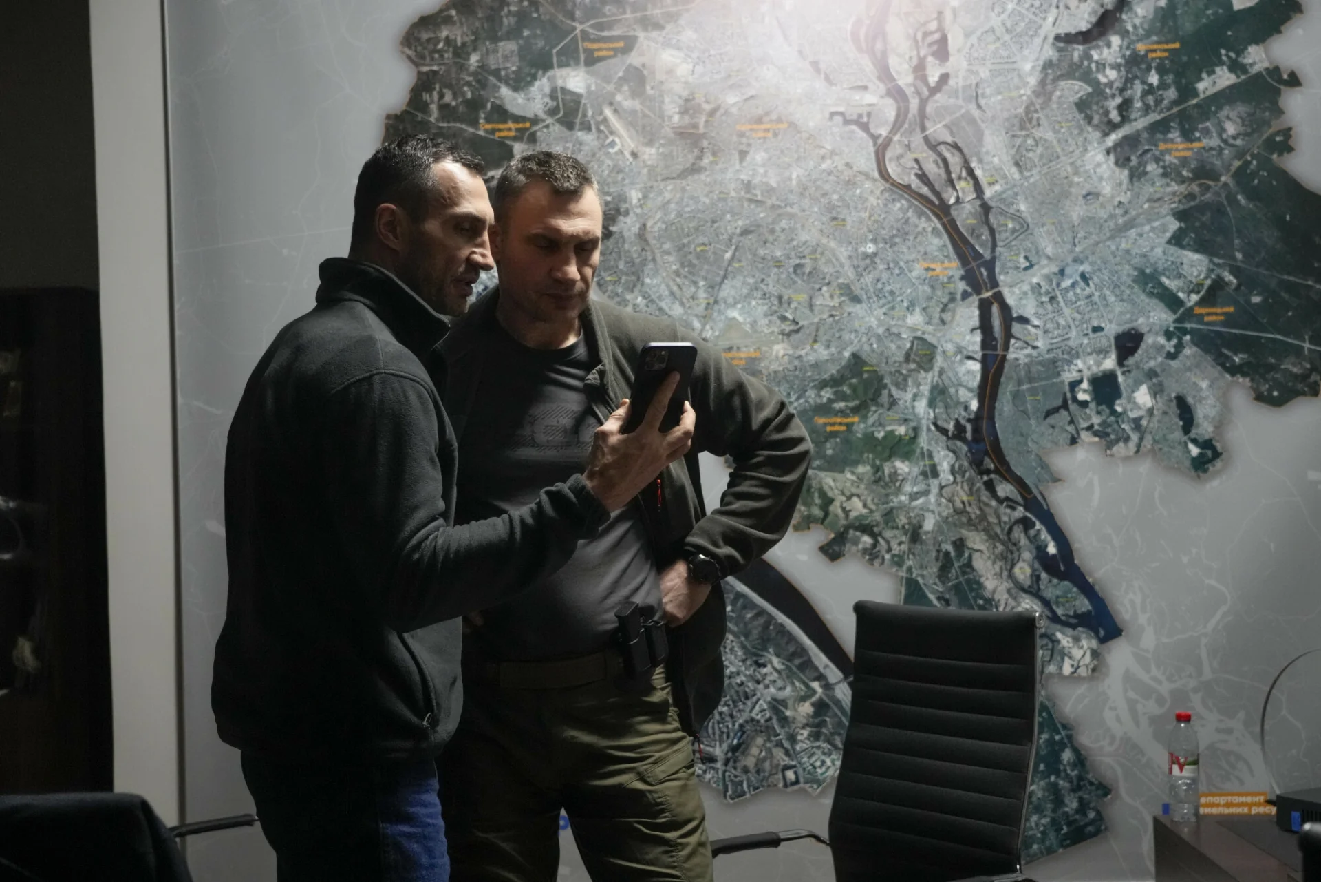 Władimir i Witalij Kliczko w siedzibie Witalija, mera Kijowa, 2022 Władimir i Witalij Kliczko w siedzibie Witalija, mera Kijowa, 2022