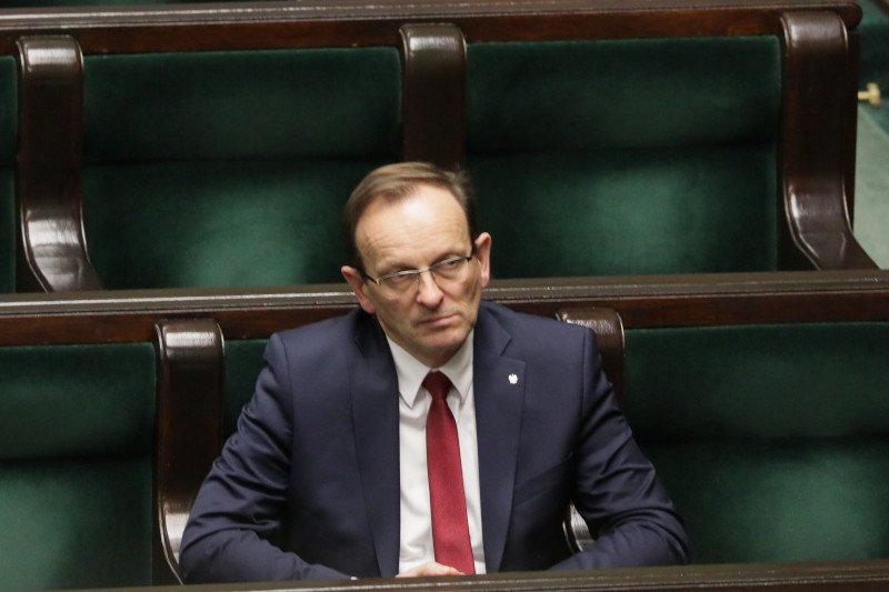 Lokalni dziennikarze uważają, że poseł Edward Siarka z Solidarnej Polski mógł zarazić się koronawirusem od ministra Wosia.