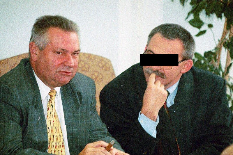 Rok 1994. Sejm. Aleksander G. w towarzystwie innego ówczesnego senatora Ireneusza Sekuły, w przypadku śmierci którego spekulowało się, że przyczyniło się do niej uwikłanie w kontakty z przestępcami.