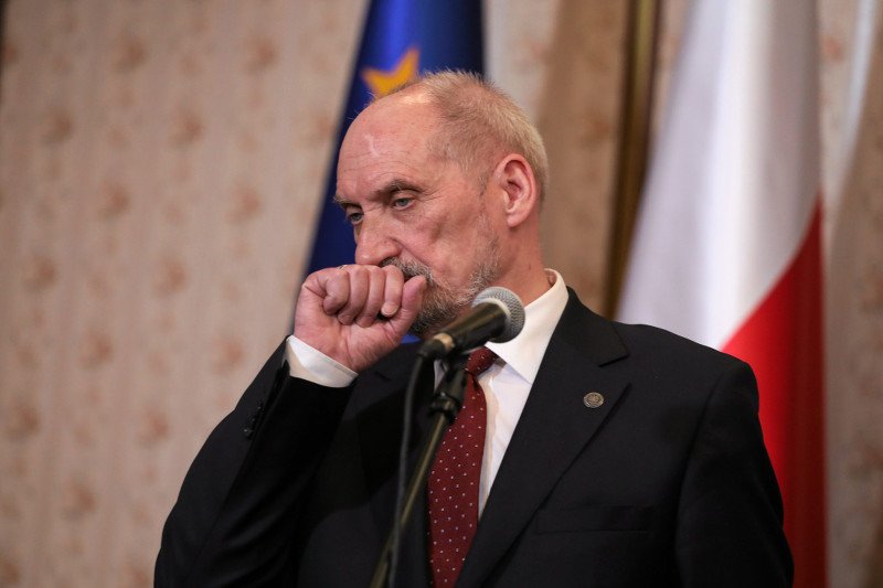 Opozycja chce złożyć wniosek o odwołanie szefa MON Antoniego Macierewicza.