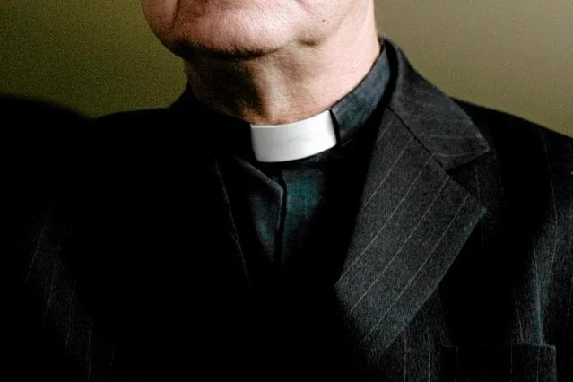 Zwłaszcza w małych miejscowościach wielu parafian bardziej wierzy księdzu niż dzieciom.