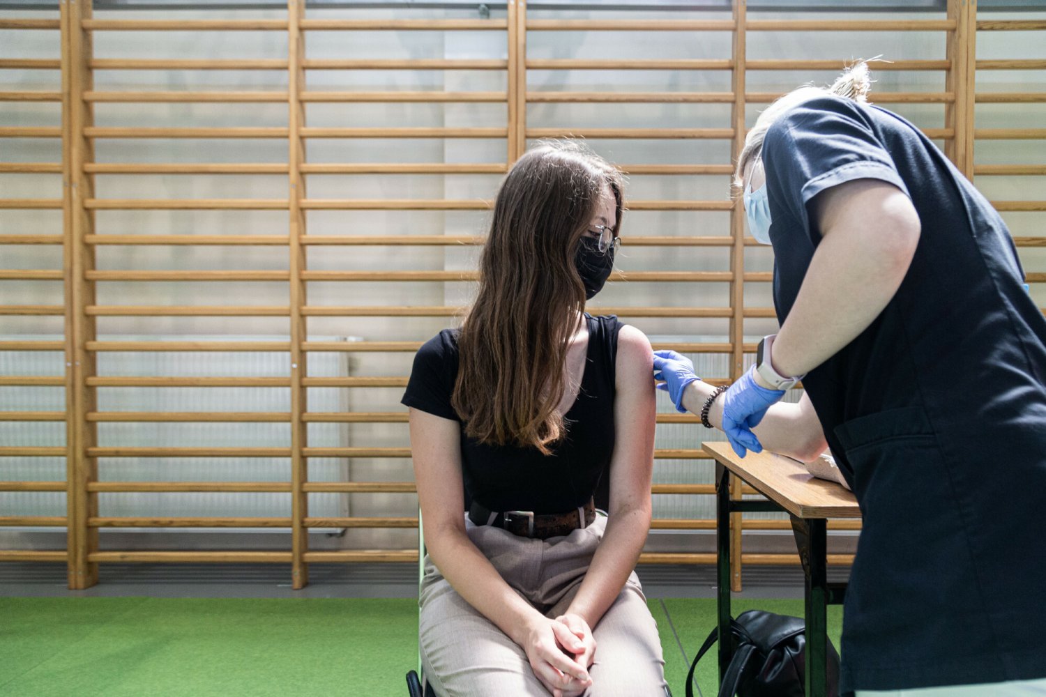 Rodzice pokłócili się o szczepienie dziecka przeciw koronawirusowi.