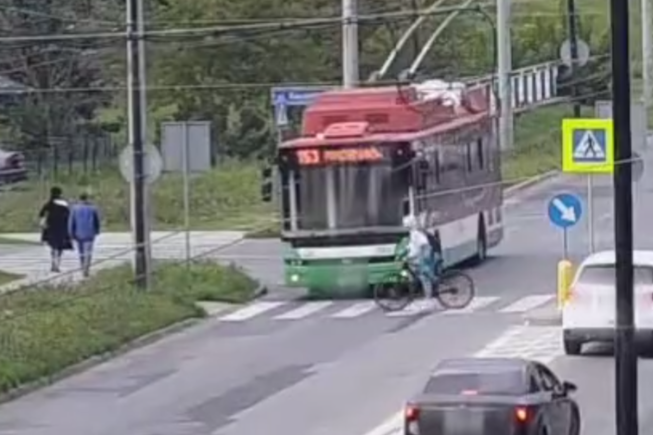 Lublin. 24-latka wjechała rowerem pod trolejbus, jest nagranie