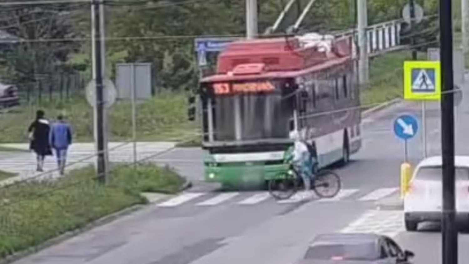 Lublin. 24-latka wjechała rowerem pod trolejbus, jest nagranie