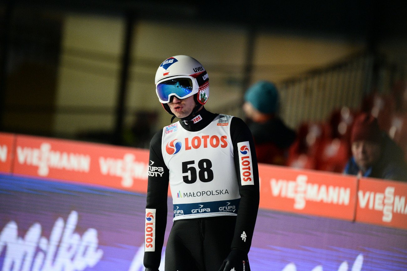 Kamil Stoch zakończył udział w niedzielnym konkursie na pierwszej serii. Lider Biało-Czerwonych był dopiero 33.