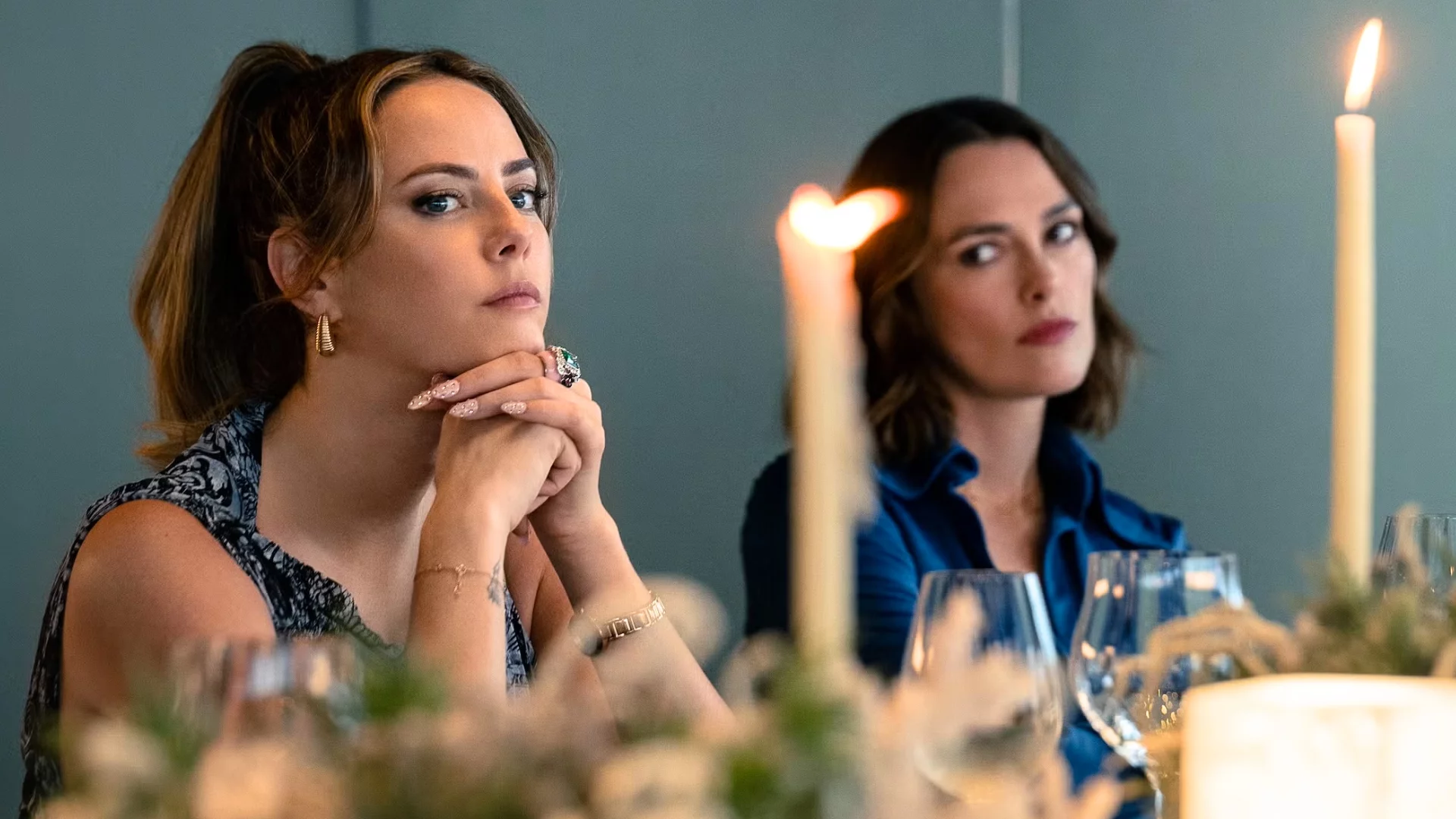 Kaya Scodelario i Keira Knightley w filmie "Kobieta z kabiny dziesiątej"
