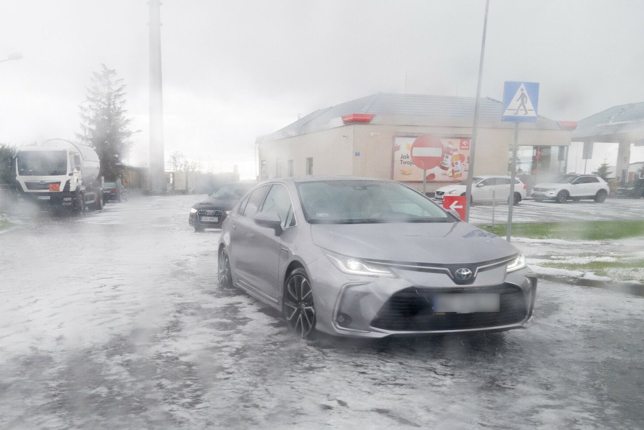 Pokrowiec przeciwgradowy może być dobrym rozwiązaniem na sezon burzowy, by ochronić swój samochód na parkingu.