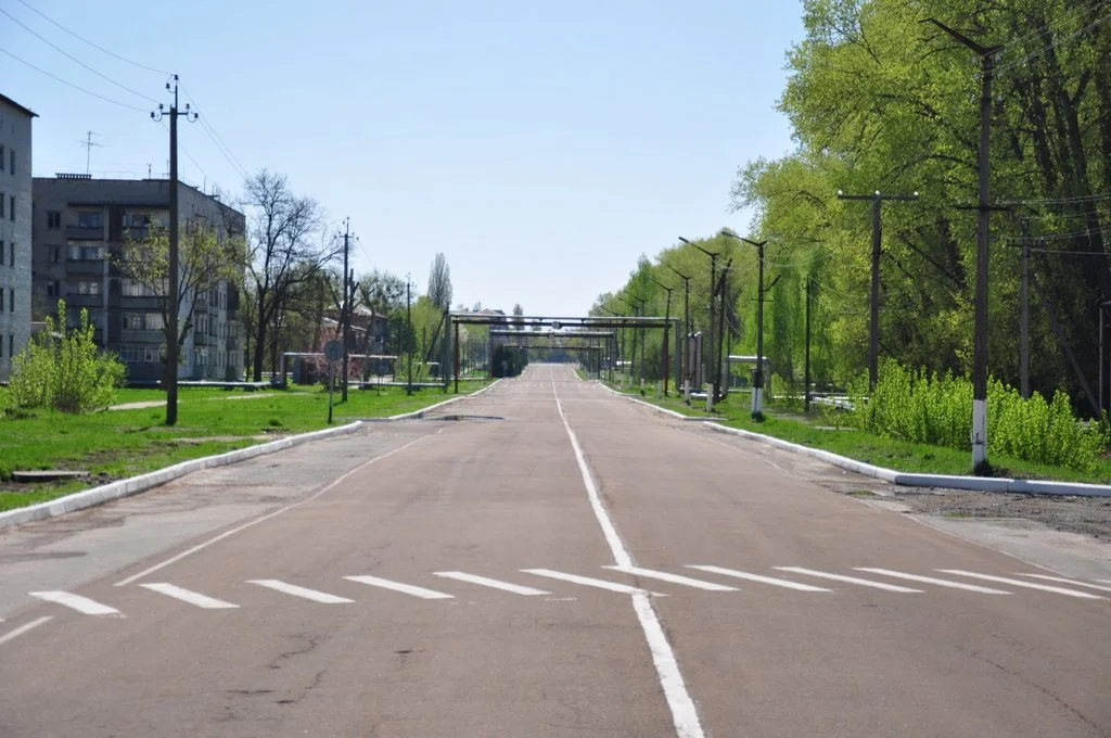 Miasto Czarnobyl. Cisza, porządek i spokój. Charakterystycznym elementem krajobrazu są poprowadzone po powierzchni i nad drogami wodociągi stanowiące źródło zdatnej do picia wody.