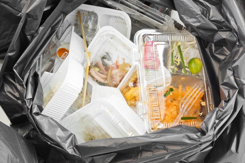 Za wyrzucanie jedzenia grozi wysoka grzywna.