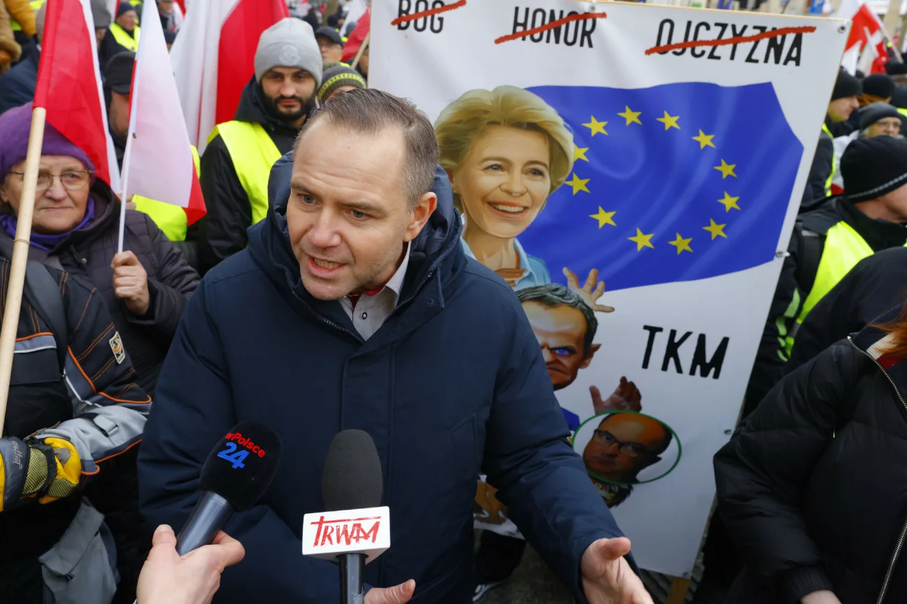 PiS często w swoich przekazach podgrzewa atmosferę polityczną.
