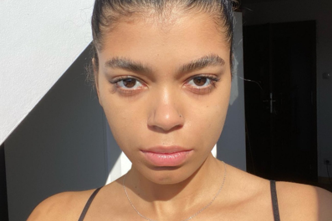 Victoria Forrest mierzy się z rasistowskimi komentarzami.