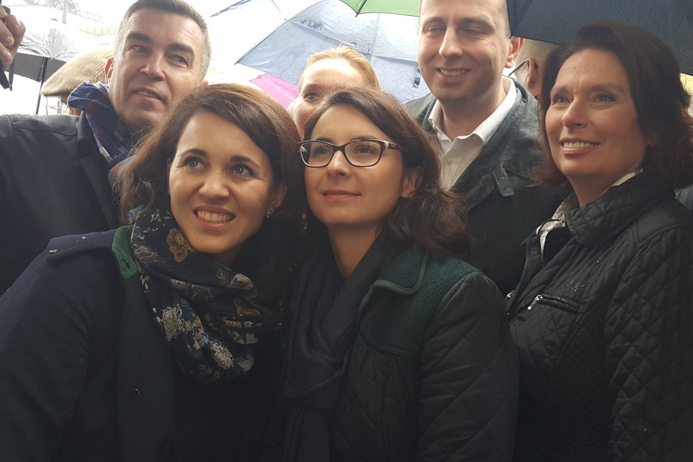 Posłanka Kamila Gasiuk-Pichowicz (w środku) w otoczeniu innych polityków.