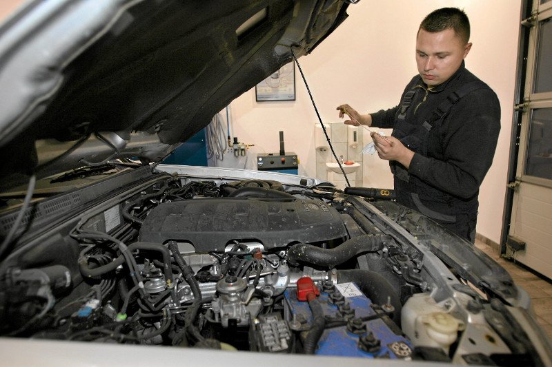 Najcześciej za wymianę oleju taniej zapłacimy taniej w zwykłym serwisie niż w ASO.