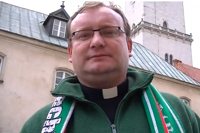 Ks. Jarosław Wąsowicz, duszpasterz kibiców, ostrzega przed "megaprowokacją władz", do której ma dojść 11 listopada