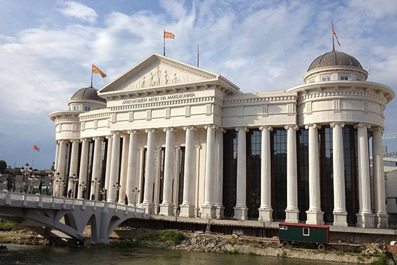 Skopje 2014 jest krytykowane za nacjonalistyczny kicz, przytłaczającą brzydotę i niejasny sposób finansowania.