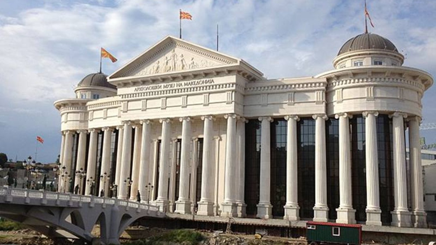 Skopje 2014 jest krytykowane za nacjonalistyczny kicz, przytłaczającą brzydotę i niejasny sposób finansowania.