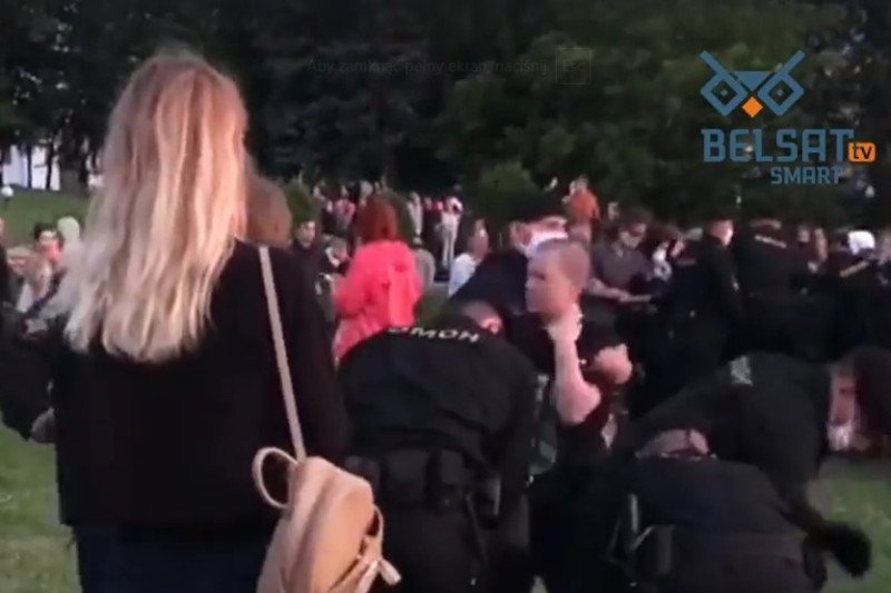 Białoruskie władze siłą rozprawiły się z protestującymi.