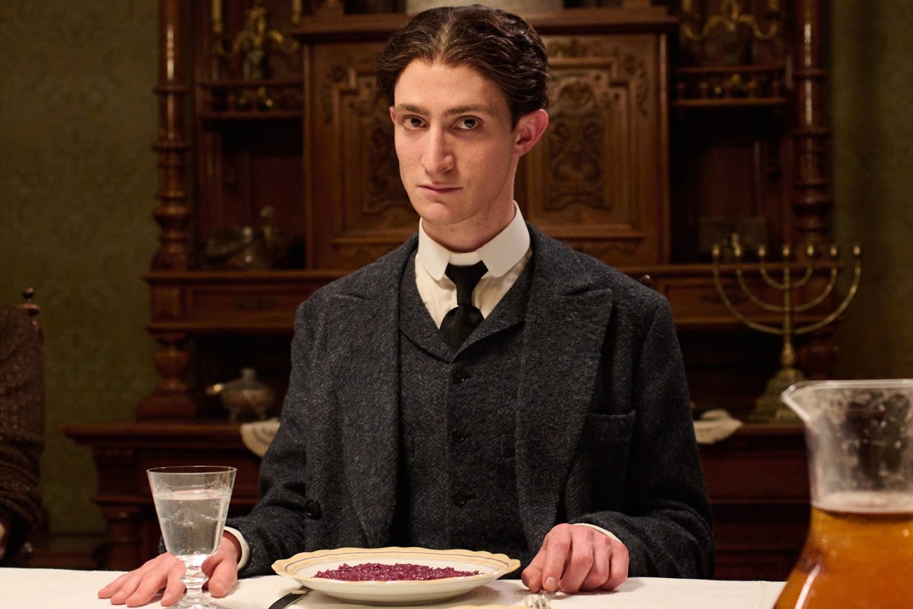 Agnieszka Holland zachwyciła filmem o "proroku biurokracji". Są pierwsze recenzje Agnieszka Holland zrobiła biografię proroka biurokracji. Pierwsze recenzje