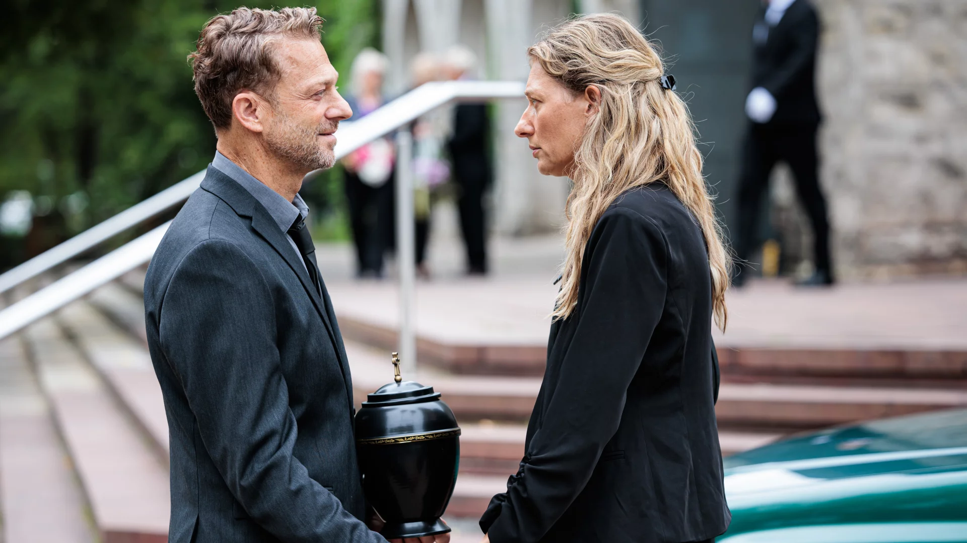 W polskim serialu „Scheda” bohaterowie na pogrzeb przynoszą pustą urnę,