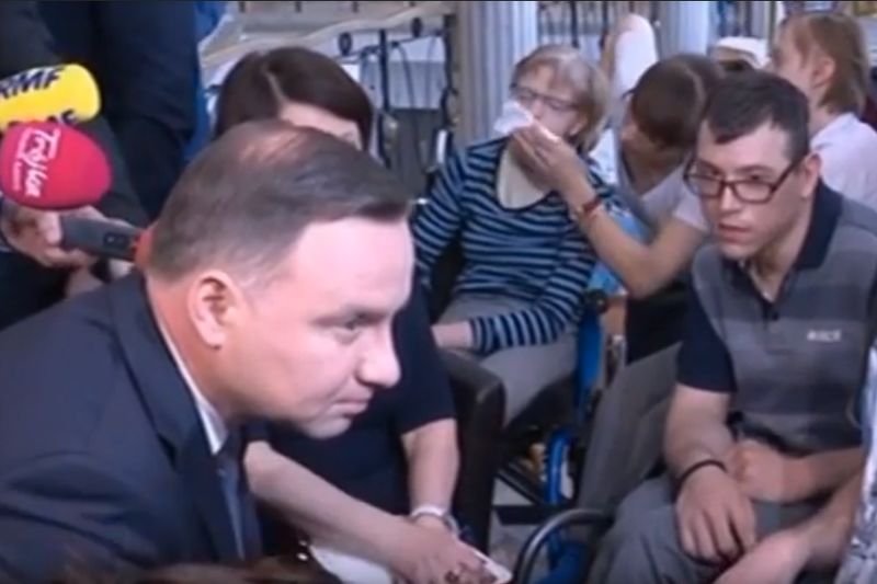Andrzej Duda odwiedził rodziców dzieci niepełnosprawnych, którzy znów protestują w Sejmie. Wydawałoby się, że wszyscy chcą jakoś załagodzić tę sytuację. Jak widać po mediach społecznościowych, nie do końca tak jest.