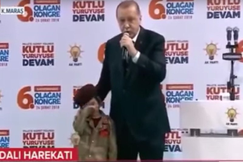 Premier Turcji Recep Tayyip Erdoğan mówił dziecku o męczeńskiej śmierci. Dziewczynka miała łzy w oczach.
