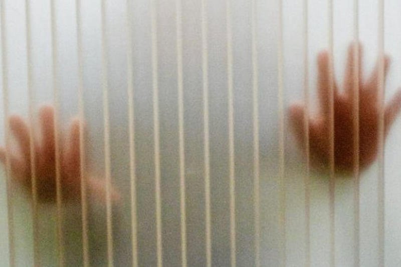 Policja zatrzymała ojca, który przytulił córkę? Sprawę rozstrzygnie sąd.