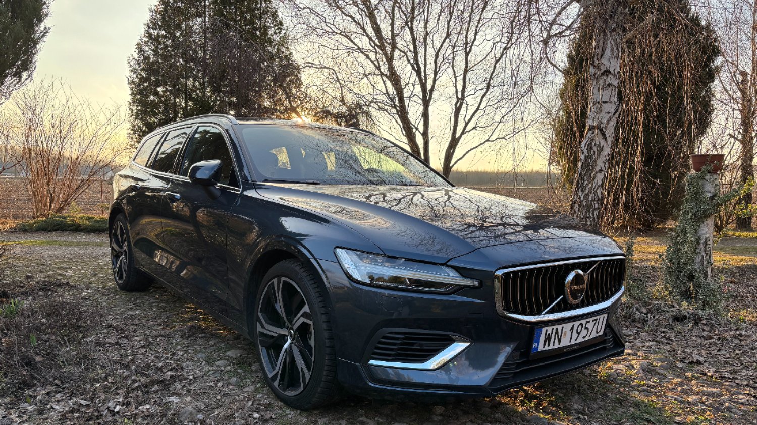 Volvo V60 T6 eAWD Plug-in Hybrid łączy wydajność z najnowszymi technologiami, a całość okrasza przyjaznym wnętrzem i charakterystycznym dla marki wyglądem. I co najważniejsze, przyjemnie się nim jeździ.