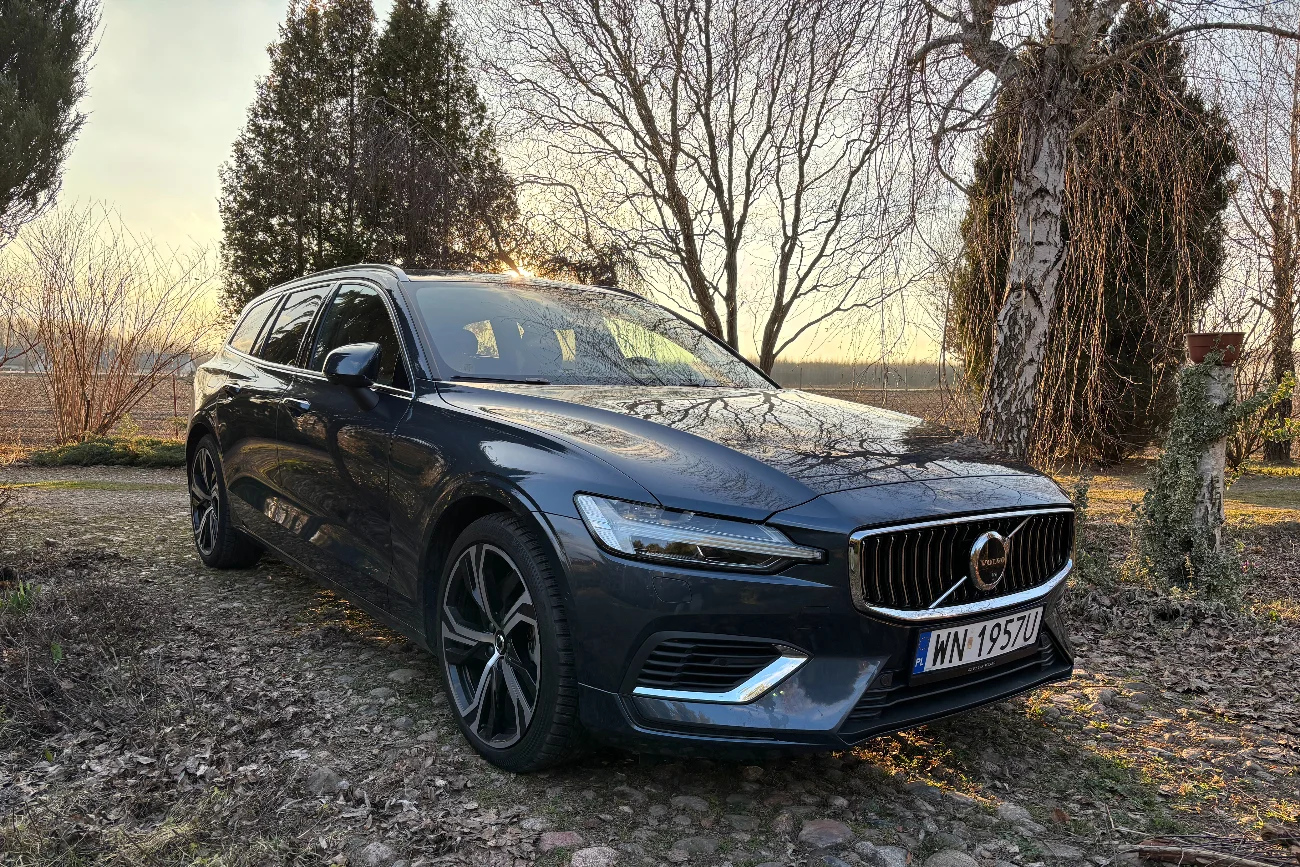 Volvo V60 T6 eAWD Plug-in Hybrid łączy wydajność z najnowszymi technologiami, a całość okrasza przyjaznym wnętrzem i charakterystycznym dla marki wyglądem. I co najważniejsze, przyjemnie się nim jeździ.