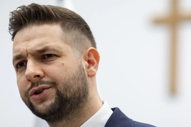 List Patryka Jakiego stał się pośmiewiskiem w sieci. Chodzi o jego tłumaczenie.