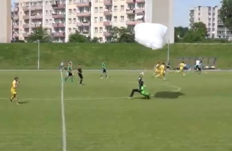 IV liga: lądowanie spadochroniarza na boisku w trakcie meczu Olimpii II Elbląg z Pisą Barczewo.