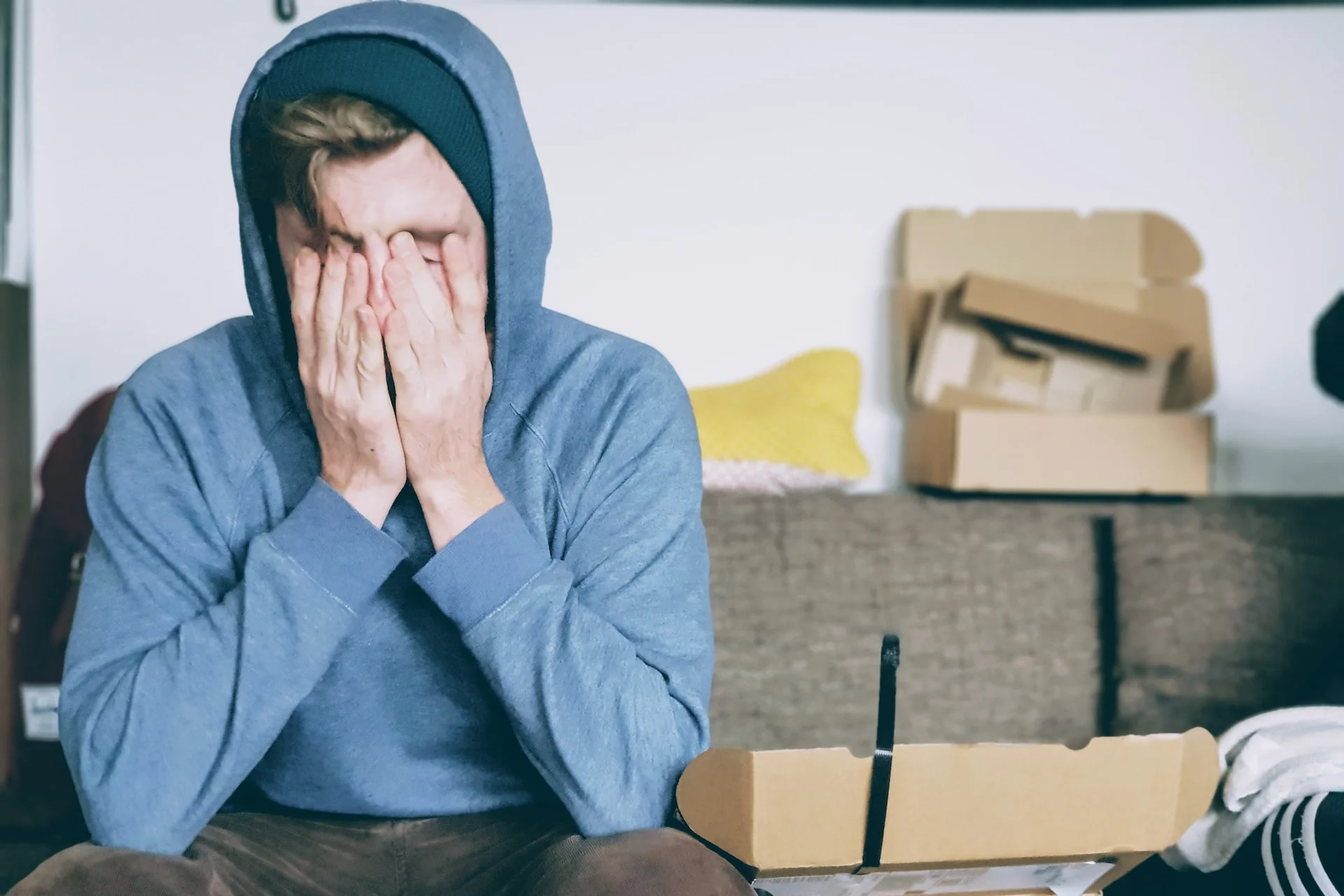 Książka "Toksyczni. Jak radzić sobie w trudnych relacjach", której autorem jest Tim Cantopher, to poradnik psychologiczny przybliżający tematykę toksycznych ludzi i sposobów radzenia sobie w relacjach z takimi osobami.