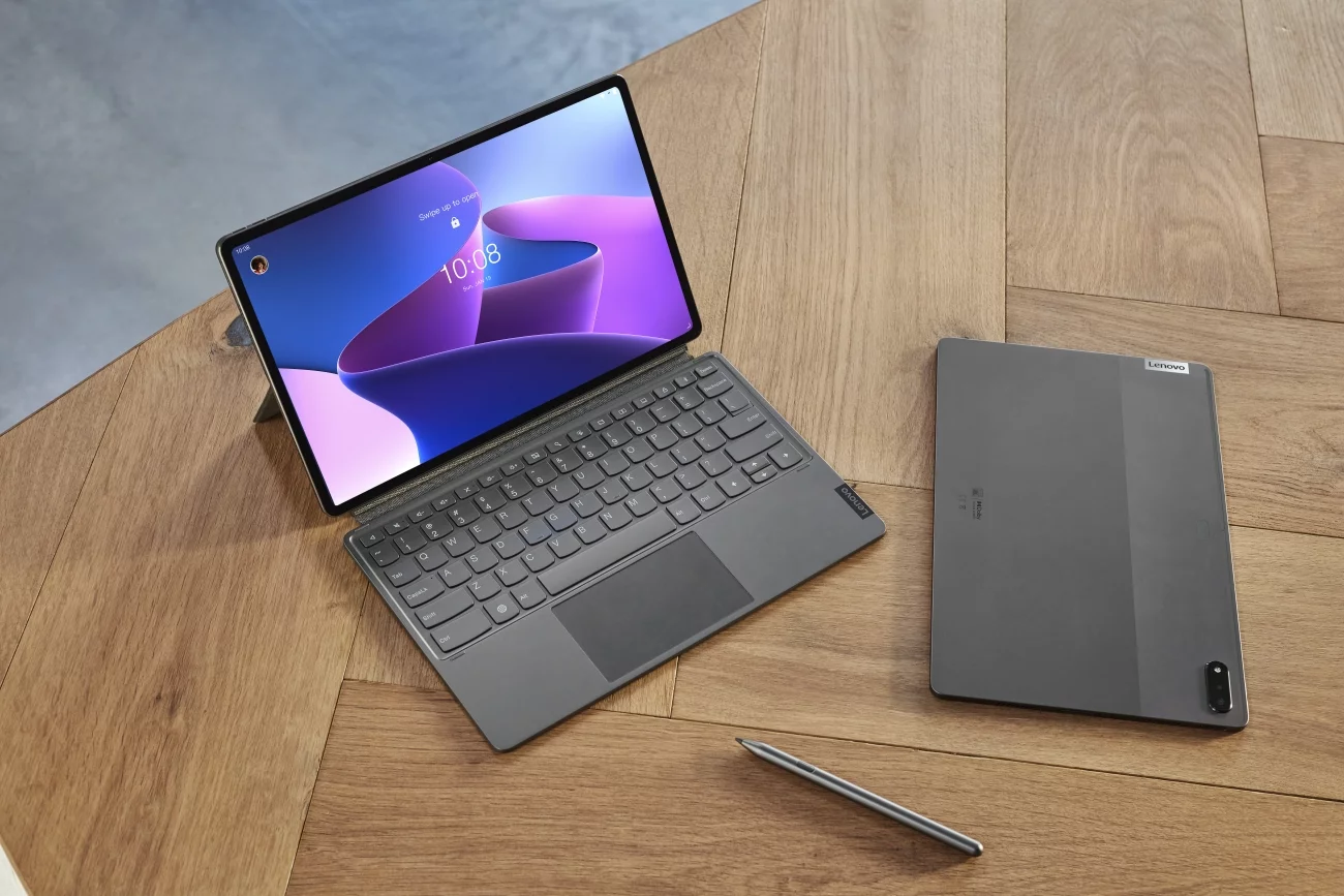Tablet to dobry pomysł na prezent dla kogoś, kto ma już komputer i smartfona. Warto pomyśleć nad zakupem tabletów z serii Lenovo P11, P12 Pro lub Yoga Tab, ponieważ można objąć je ochroną ADP One przed skutkami przypadkowego uszkodzenia