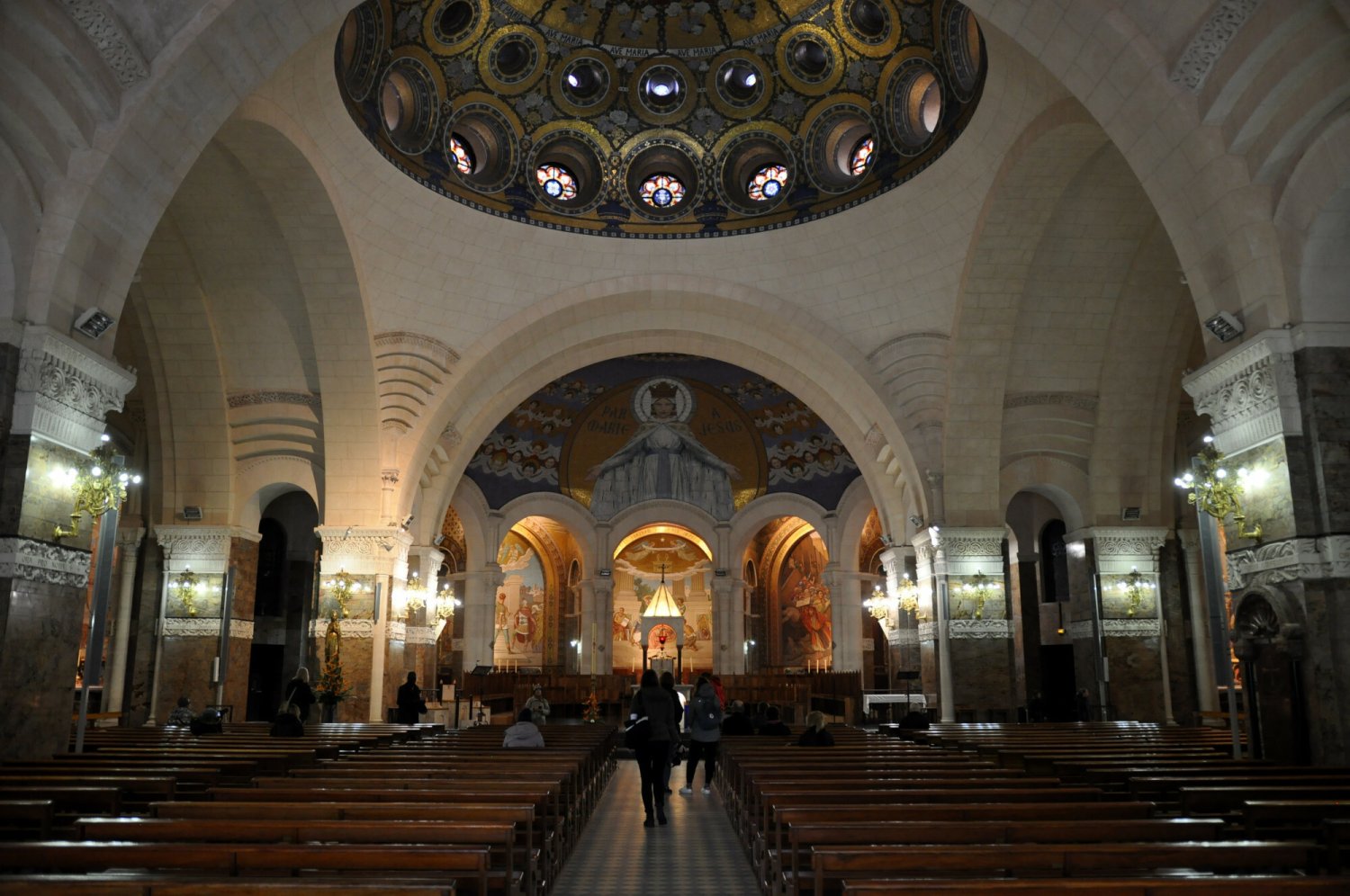 Kościół we Francji winny tysiącom molestowań. Nowy raport odsłonił szokujące dane.
