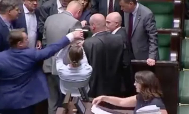 Poseł Tarczyński wyrywa telefon posłance Gajewskiej