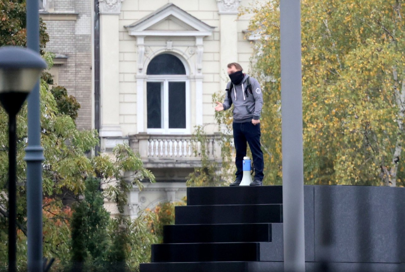 Warszawa. Mężczyzna zszedł z pomnika smoleńskiego. Finał akcji policji.