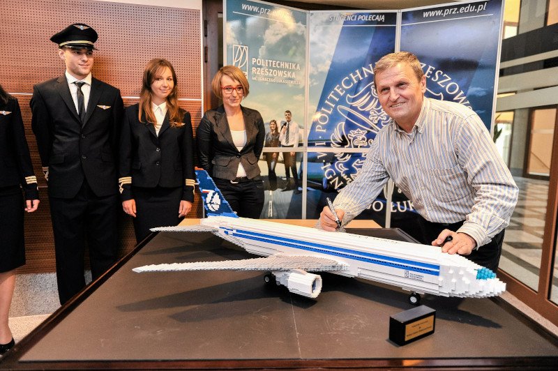 Kierownictwo LOT zwolniło z pracy kapitana Tadeusza Wronę.