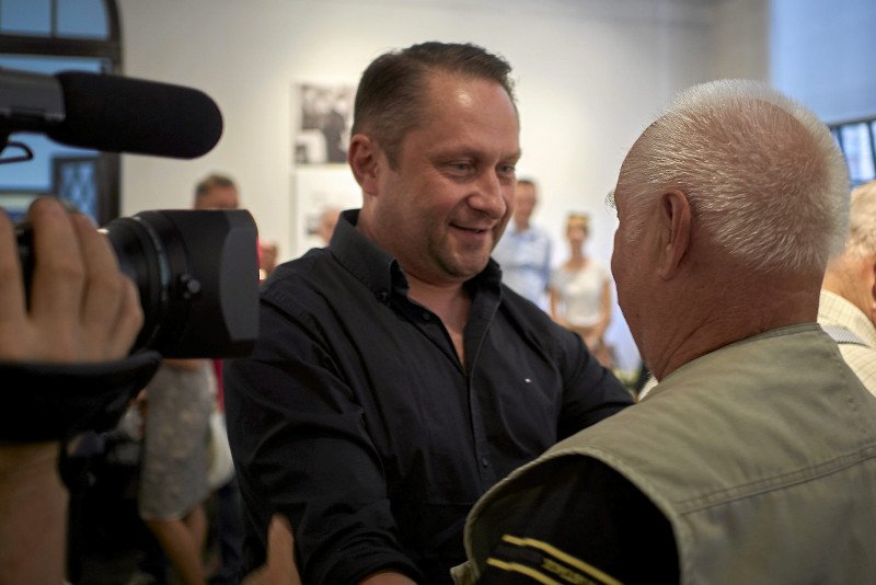 Kamil Durczok opuścił TVN w atmosferze skandalu. Teraz wraca na ekrany.
