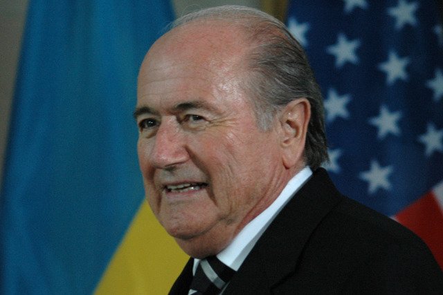 Zatrzymania prominentnych działaczy mogą zaszkodzić przewodniczącemu FIFA Seppowi Blatterowi, który ubiega się o piątą kadencję