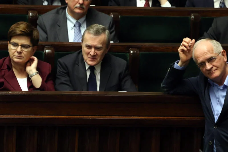Beata Szydlo , minister kultury Piotr Glinski i wicemimister kultury Krzysztof Czabanski podczas kwietniowego glosowania na Ustawę Medialną.