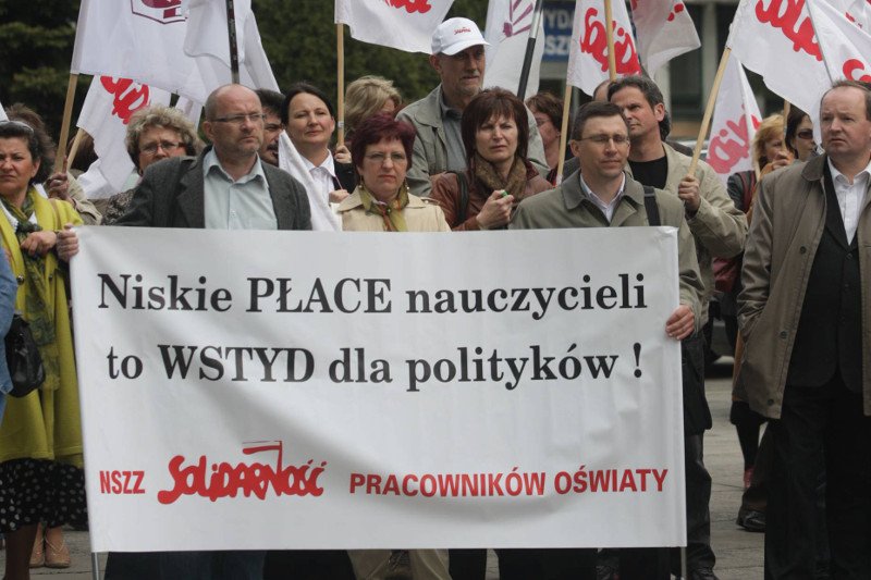 Protest nauczycielskiej "Solidarności" w 2008 r. w Kielcach.