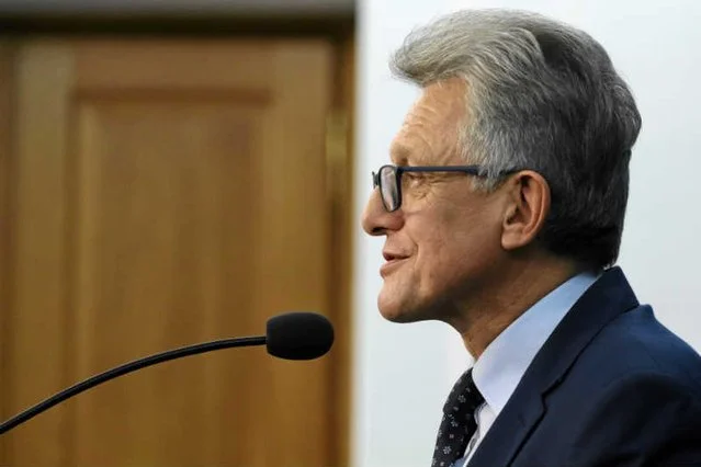 Stanisław Piotrowicz nie wyklucza, że będzie można "zdegradować" sędziów i prokuratorów z okresu stanu wojennego. Sam poseł czuje się bezpieczny i przekonuje, że on jako prokurator nie szkodził ludziom i pomagał opozycjonistom.